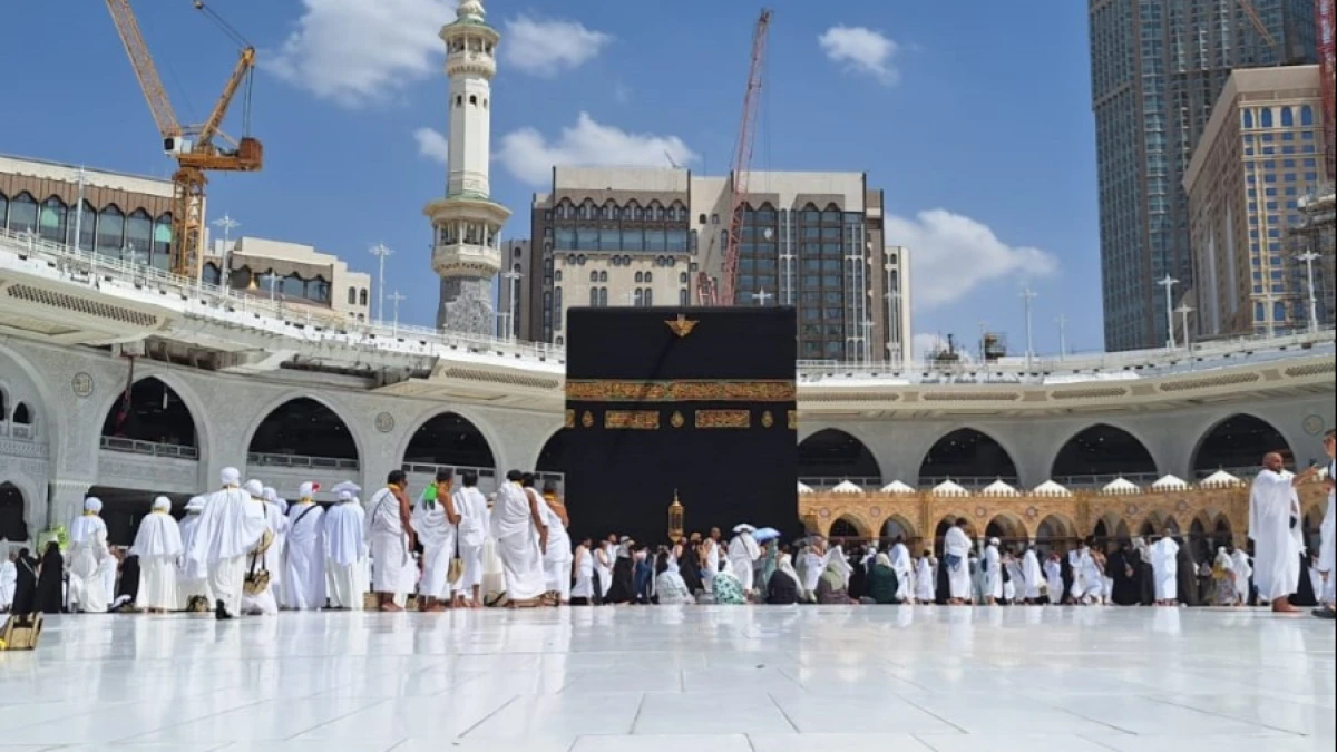 Sholat di Masjidil Haram, Lihat Ka'bah atau Tempat Sujud?
