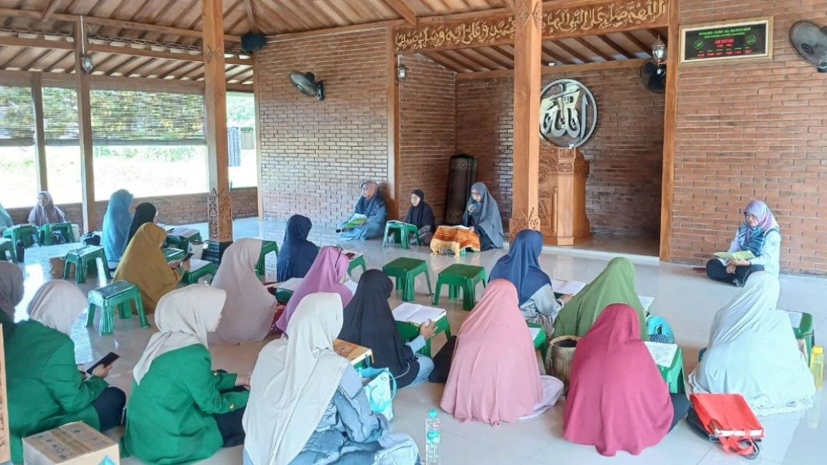 Dari Pesantren ke Kampung Zakat: Perjalanan Mar'atun Sholihah Memberdayakan Umat di Cirebon
