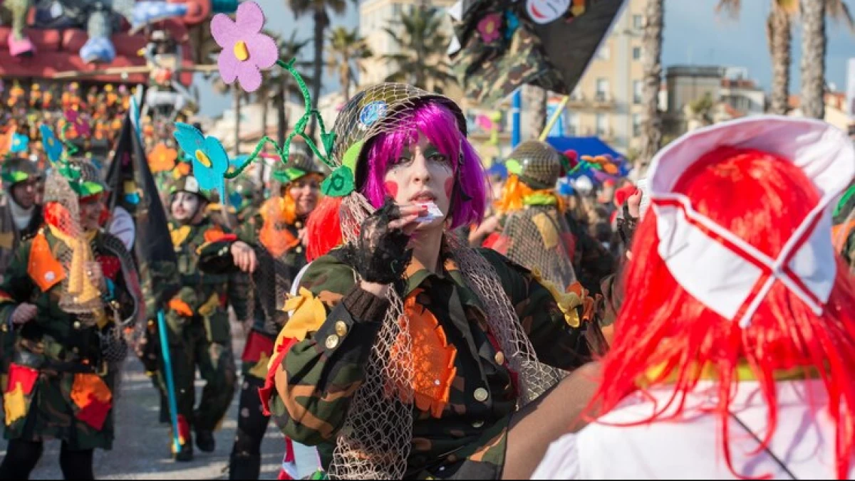 Laki-laki Berdandan Perempuan saat Karnaval, Bagaimana Hukumnya?