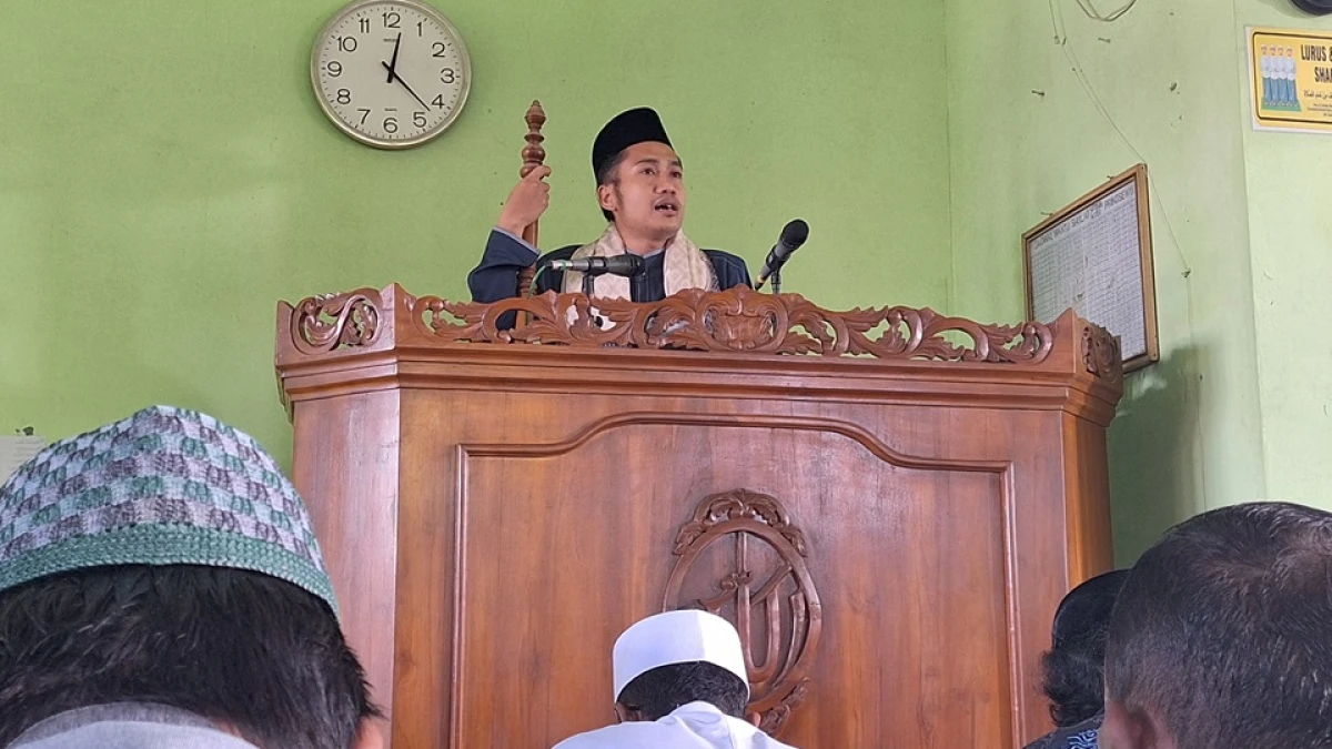 Pegang Tongkat saat Khutbah: Dalil dan Hikmahnya