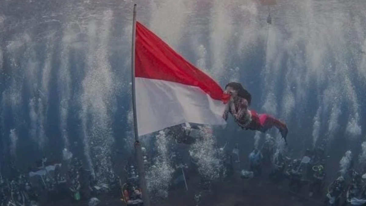 Wanita Selam Indonesia dan Gubernur Maluku Utara Kibarkan Bendera Merah Putih di Dasar Laut