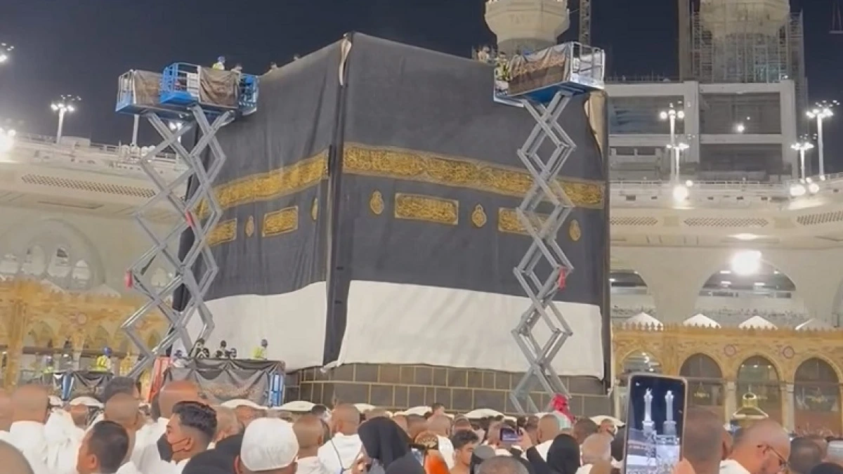 Makna Spiritual di Balik Tradisi Memegang Kiswah Ka’bah