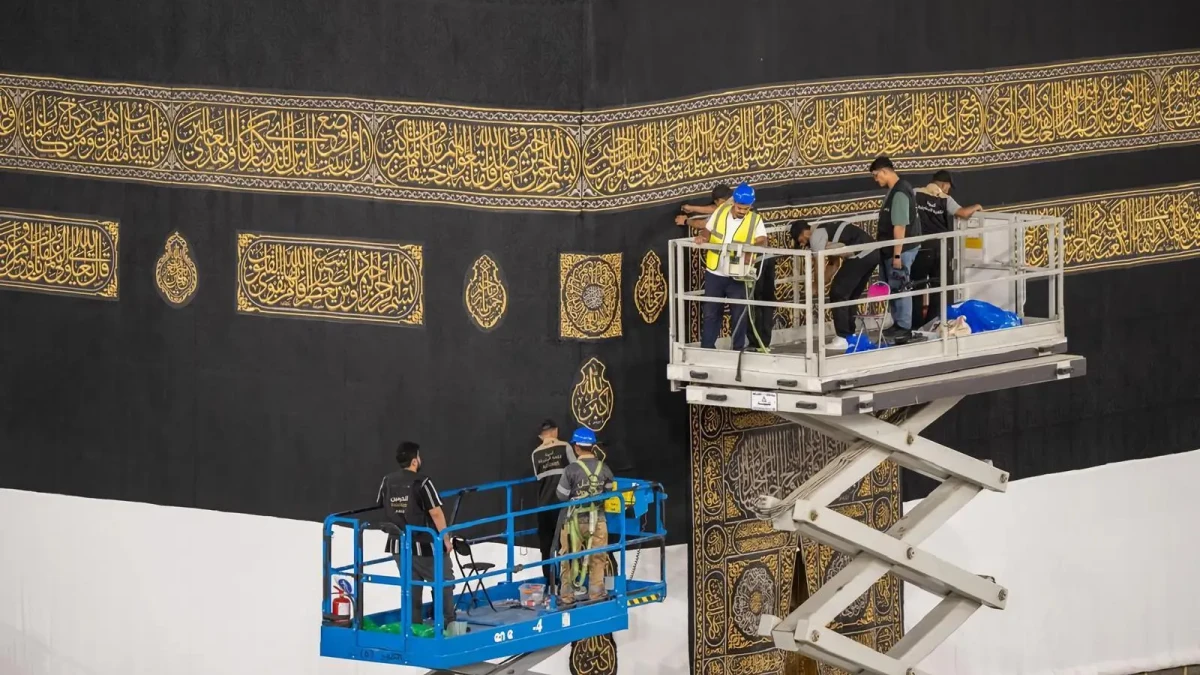Sambut Musim Haji 2026, Pengurus Masjidil Haram Angkat Bagian Bawah Kiswah Kabah