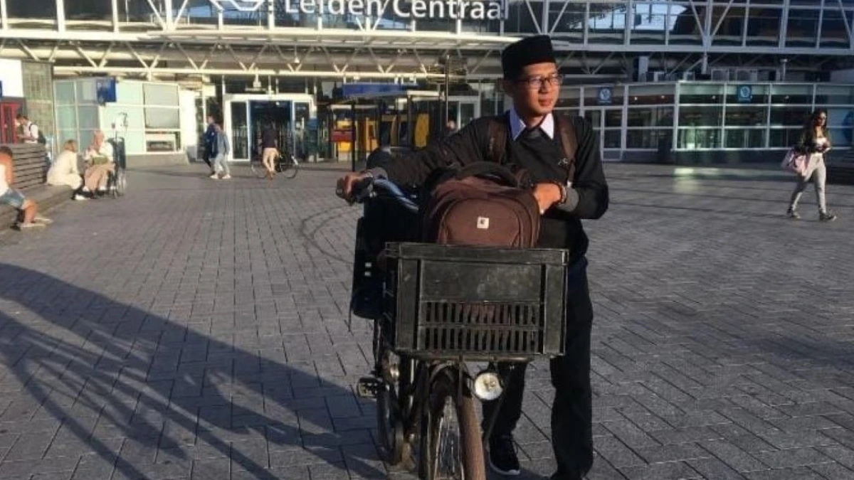 Dari Ruang Kelas ke Masyarakat: Perjalanan Inspiratif Ma'as Shobirin Dosen Muda Gigih Merawat Generasi Muda