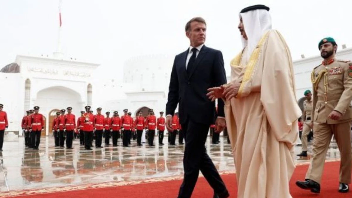 Presiden Prancis Emmanuel Macron Lakukan Kunjungan Solidaritas Mendadak ke Arab Saudi