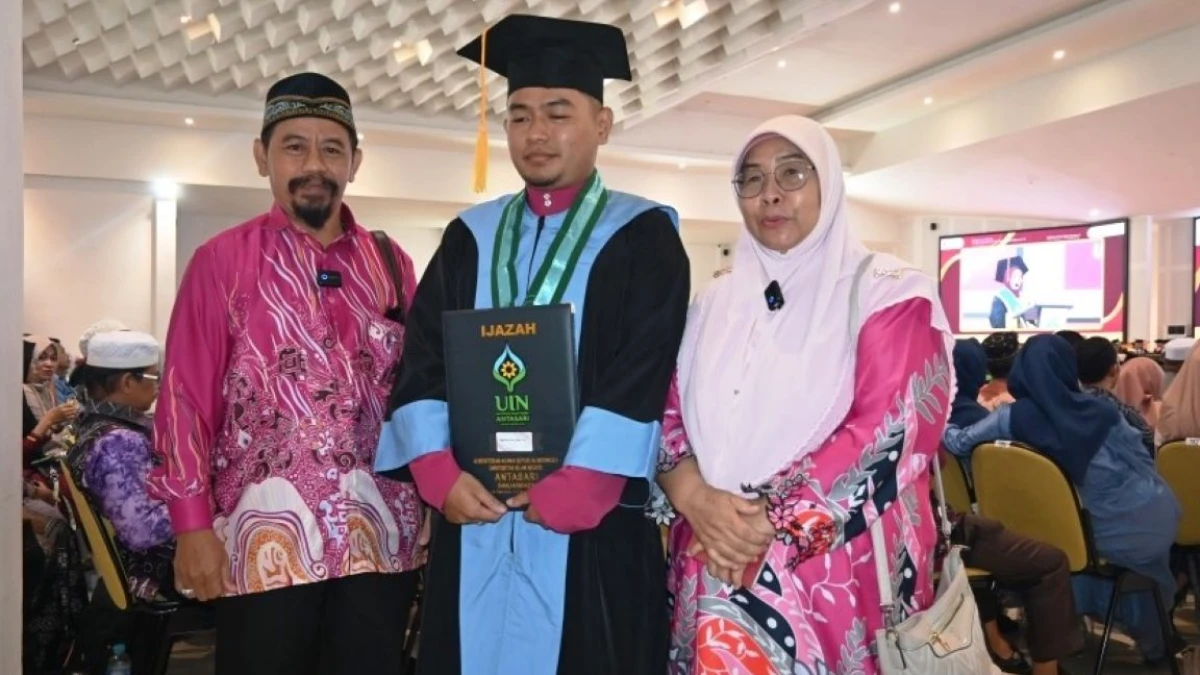 Dari Malaysia Tempuh Ribuan Kilometer Hadiri Wisuda Anaknya di UIN Antasari