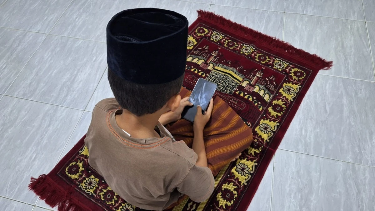 Hukum Mainan HP saat Khutbah Jumat Berlangsung