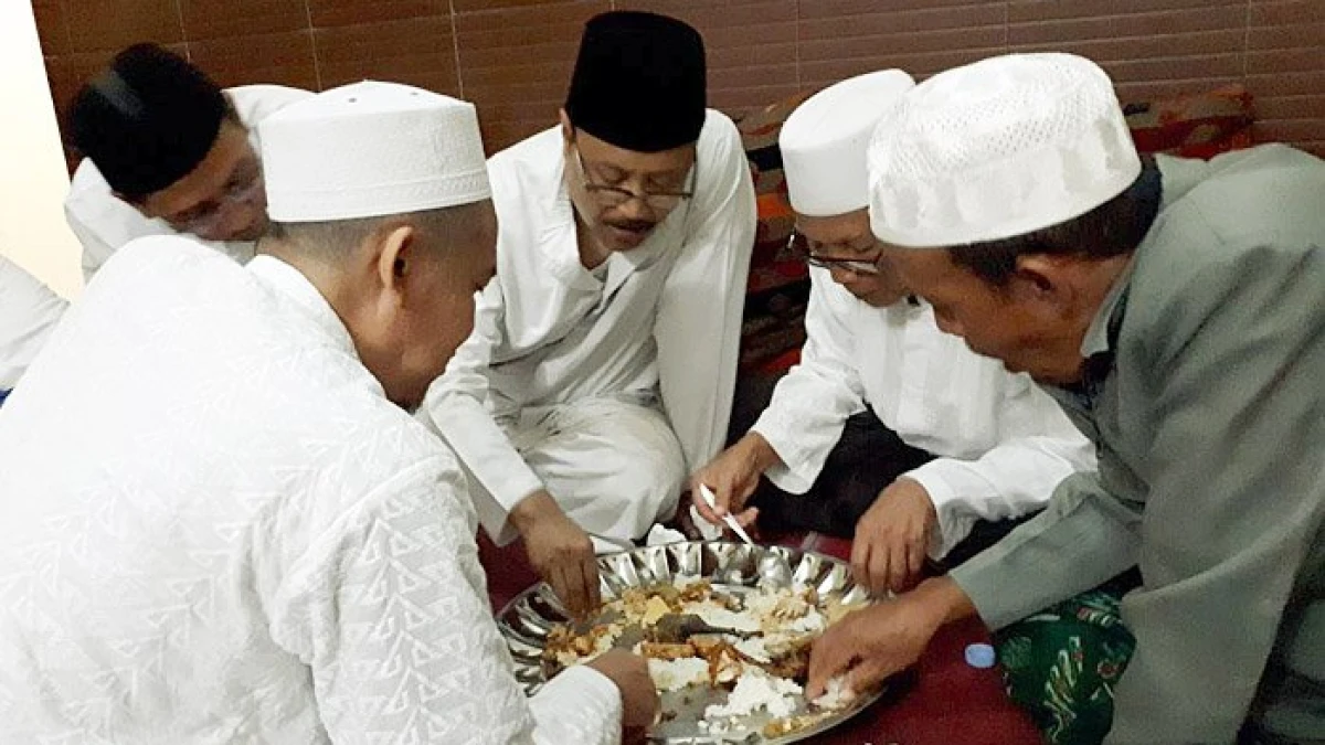 Sunah Makan Bersama dalam Satu Wadah