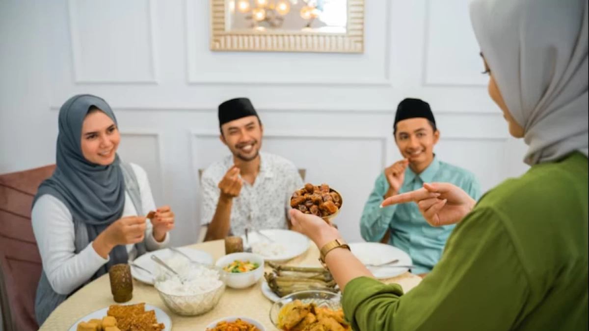 Hukum Membatalkan Puasa Syawal karena Dijamu Makan