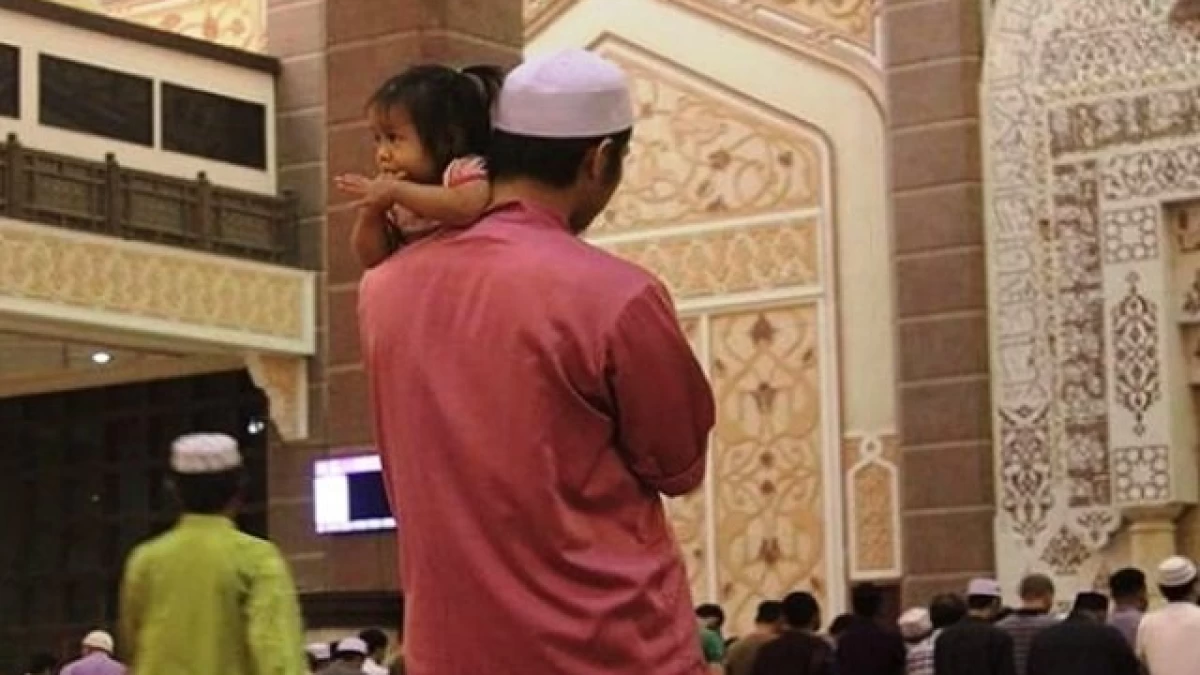 Sholat Sambil Menggendong Anak Kecil, Sahkah?
