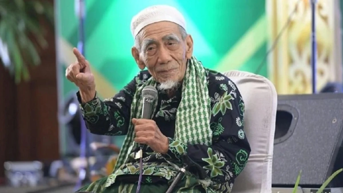 Mengapa Mbah Moen Melarang Santrinya yang Belum Berhaji Memakai Peci Putih?