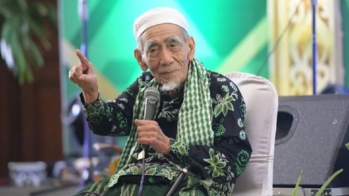 Saat Mbah Maimoen Larang Santrinya yang Belum Berhaji Memakai Peci Putih