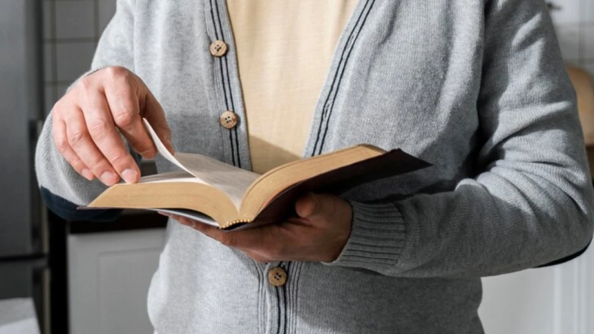 Hukum Membasahi Jari dengan Ludah untuk Membuka Halaman Qur’an