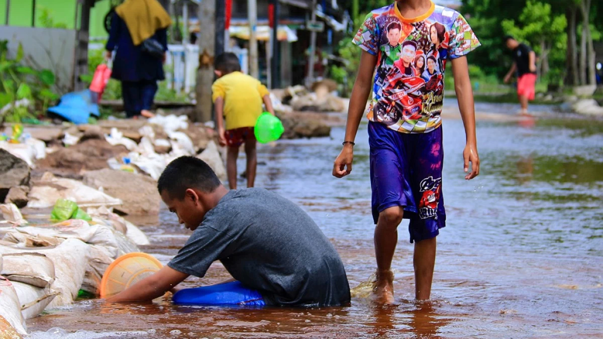 Menangkap Ikan yang Terbawa Banjir, Ini Hukumnya