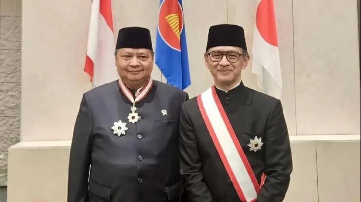 Menko Airlangga dan Mantan Menlu Marty Natalegawa Terima Bintang Jasa dari Jepang