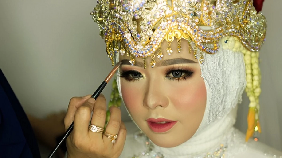 Hukum Perempuan Menggunakan Jasa Rias Pria Bukan Mahram