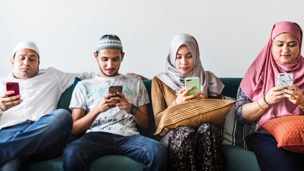 Khutbah Jumat: Ayat Qur’an dan Hadits Pedoman Bermedia Sosial