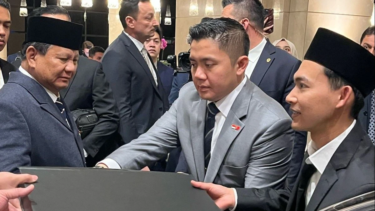 Sambut Kunjungan Presiden Prabowo di Ankara, PCINU Turki Serahkan Cenderamata Kaligrafi Karya Anak Bangsa