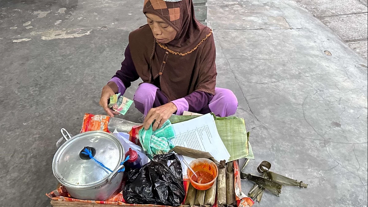 Saat Rasulullah Mencium Tangan Pekerja Kasar