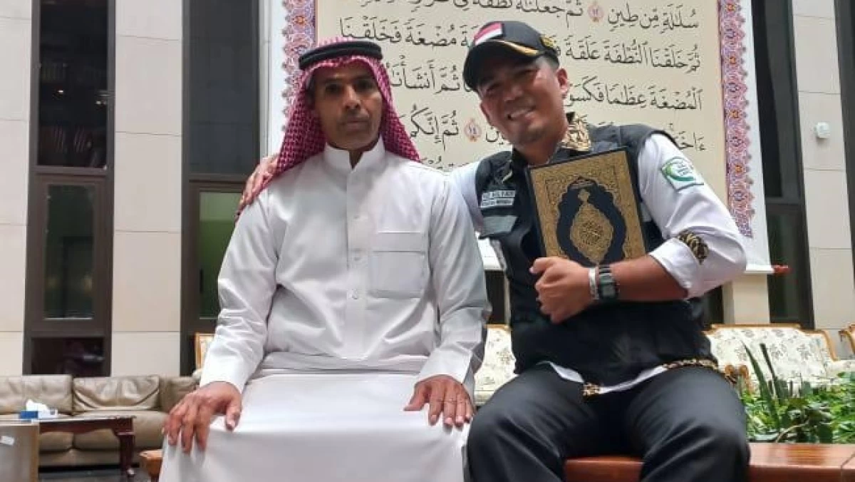 Saat Petugas Haji ini Dapat 'Hadiah' Spesial dari Petinggi Percetakan Al-Qur'an King Fahd