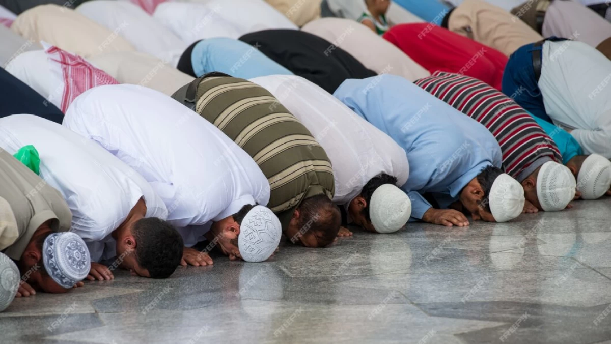 Sikap Makmum saat Imam Lupa Tambah Rakaat Shalat