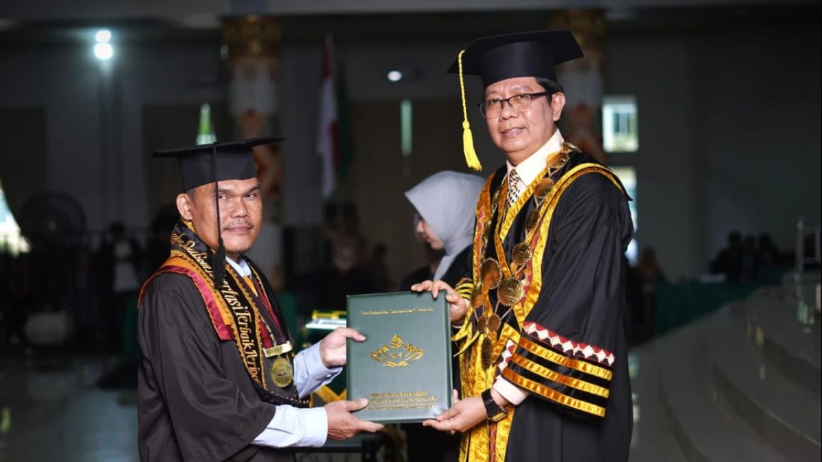 Cerita Supron Ridisno, Difabel dengan Keterbatasan Penglihatan Peraih Disertasi Terbaik UIN Lampung