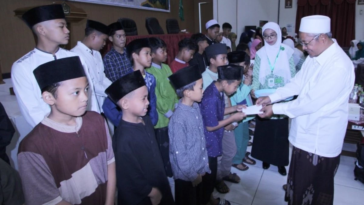 Bukber Fatayat NU Banyumanik Bagikan Santunan hingga Bingkisan Lebaran