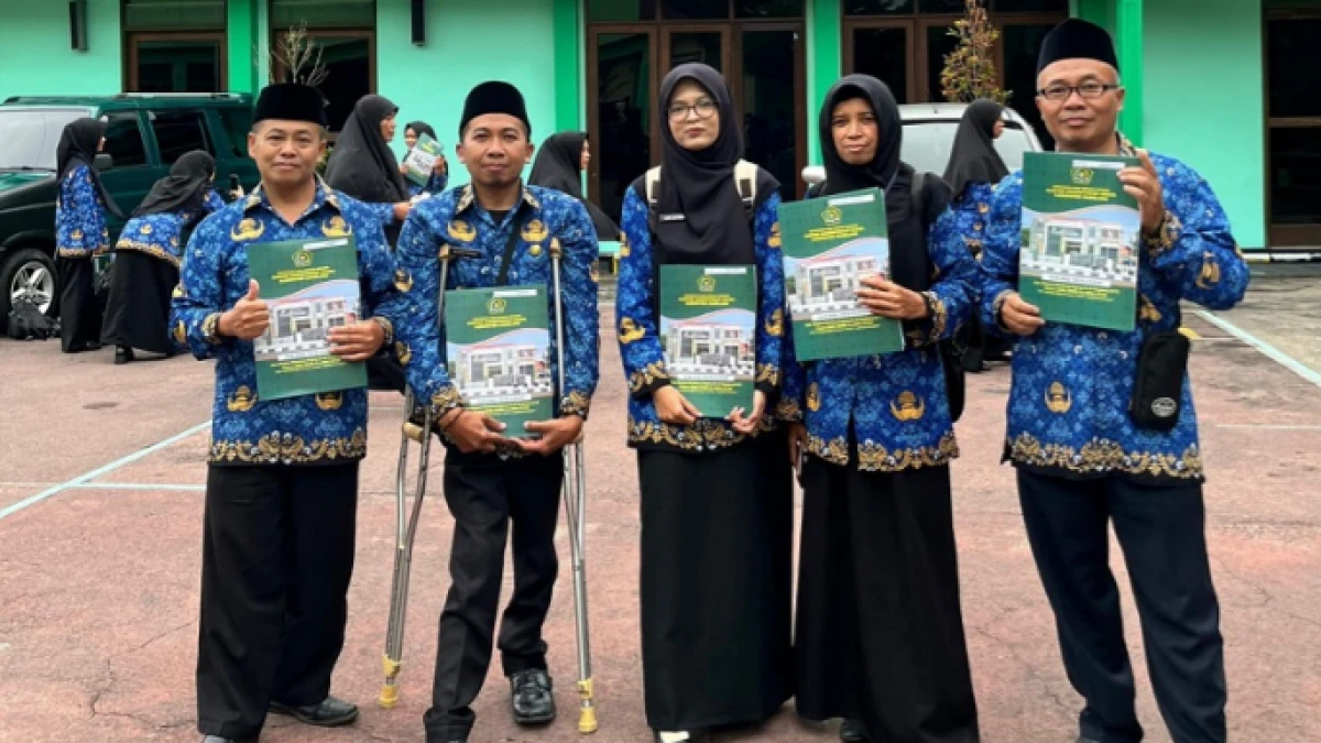 Jangan Kasihani Kami: Kisah Budiyono, Pegawai KUA Grabag Meretas Batas Disabilitas