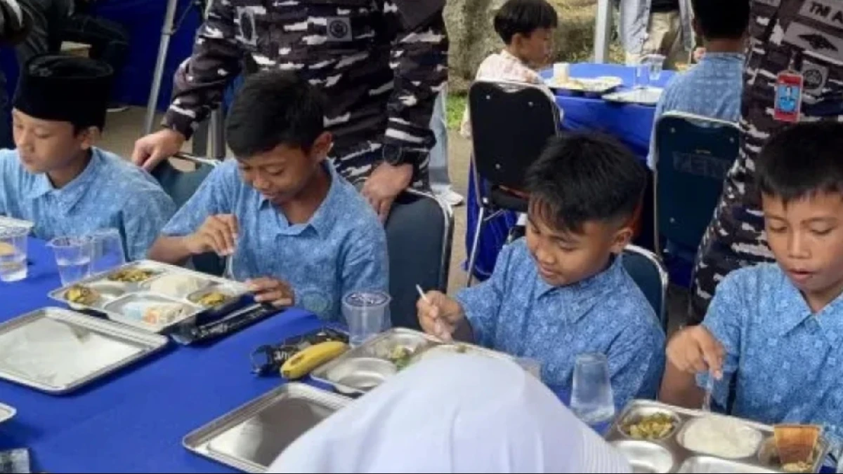 Ratusan Porsi MBG di Bangkalan Bau Busuk dan Ada Belatungnya