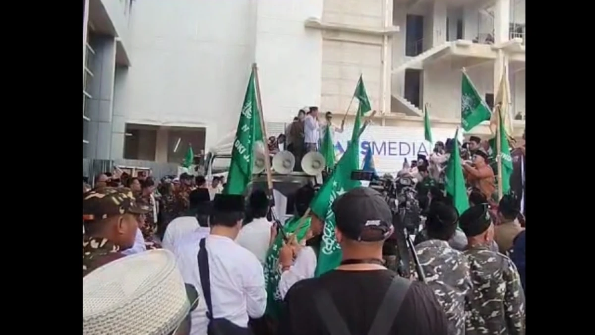 Ribuan Warga NU dan Alumni Pondok Pesantren se-Jabodetabek Meluruk Kantor Trans7