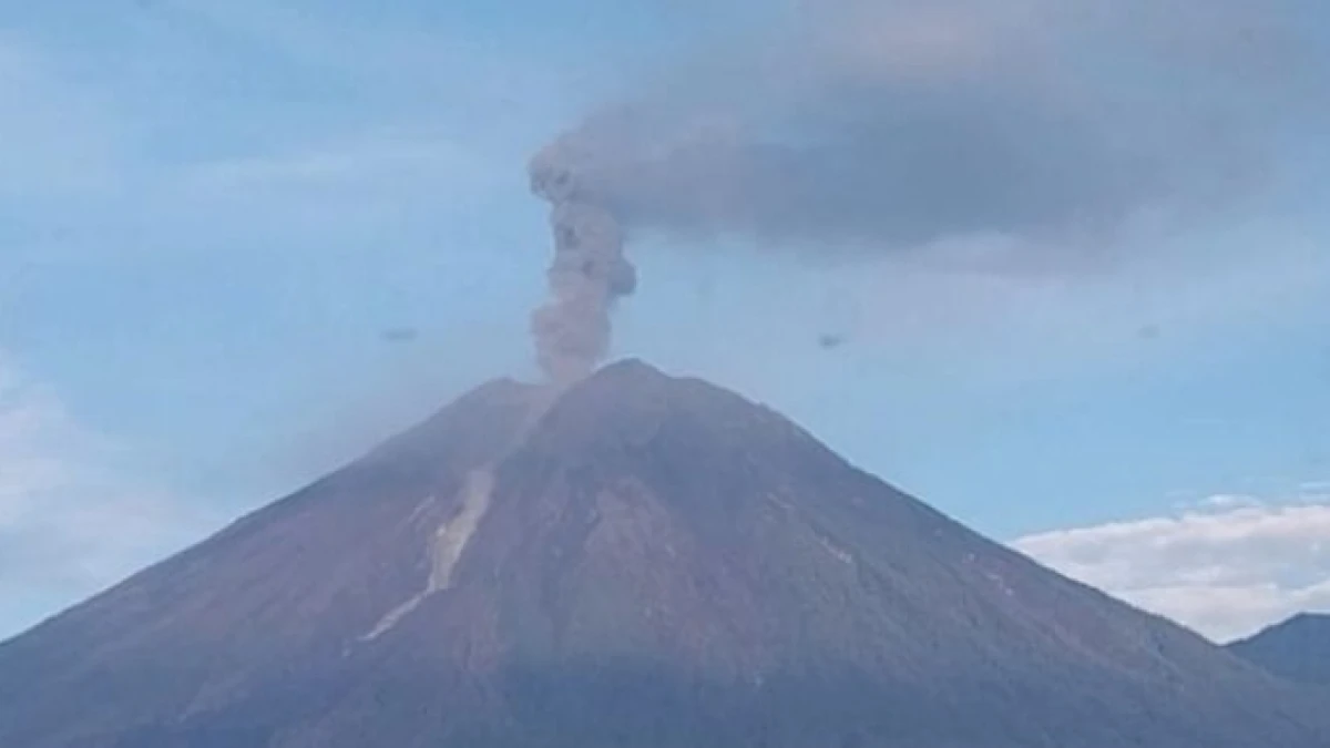 Gunung Semeru Meletus Lagi Minggu Pagi Ini, Menyemburkan Abu Setinggi 1,2 Kilometer