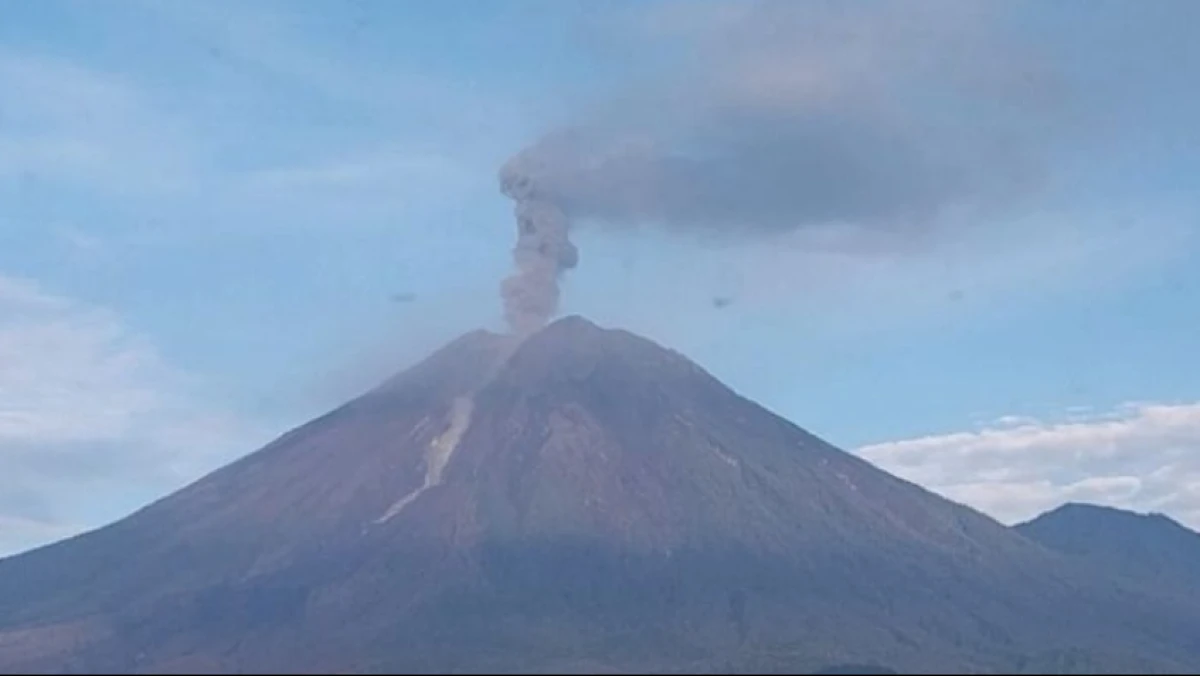 Tutup Tahun 2025 Semeru di Level Siaga, Hari Ini Erupsi Tiga Kali