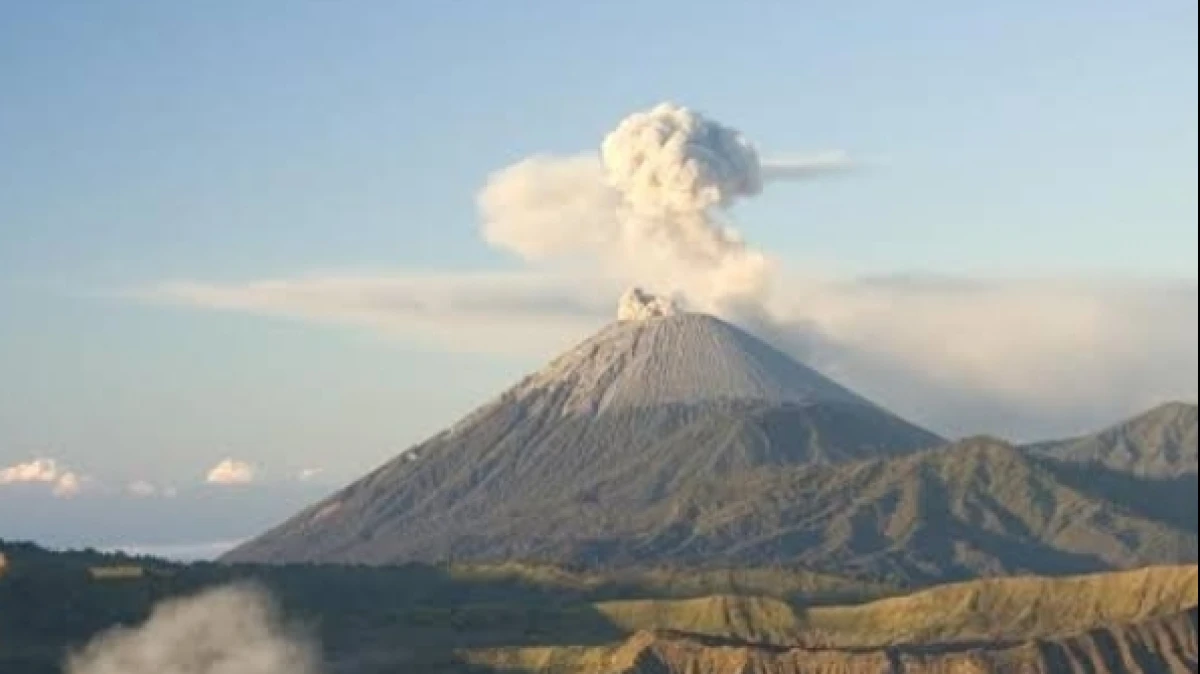 Gunung Semeru Meletus, Warga Dilarang Beraktivitas di Radius 13 Kilometer