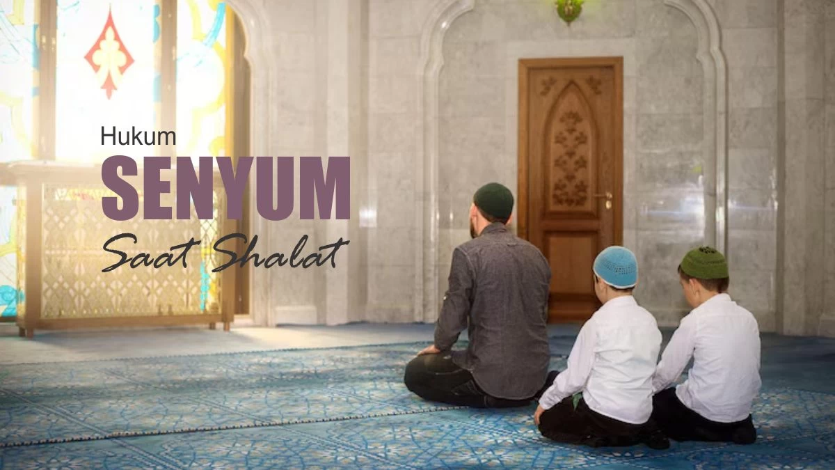 Bagaimana Hukum Tersenyum Saat Sholat?