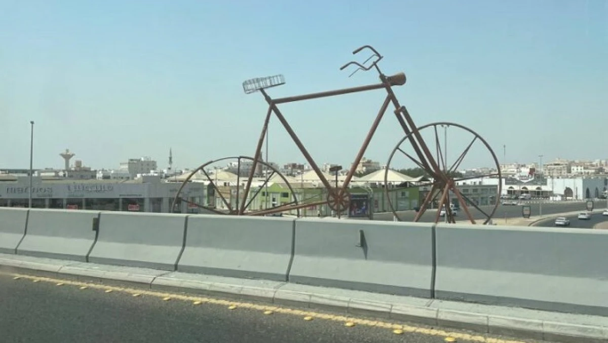 Sepeda Raksasa Itu Bukan Punya Nabi Adam, Tapi Landmark Kota Jeddah