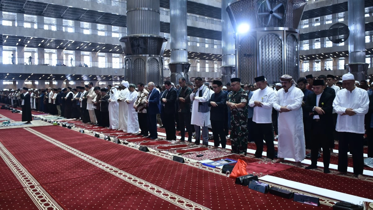 Bolehkah Menggeser Jamaah Lain saat akan Sholat Jumat