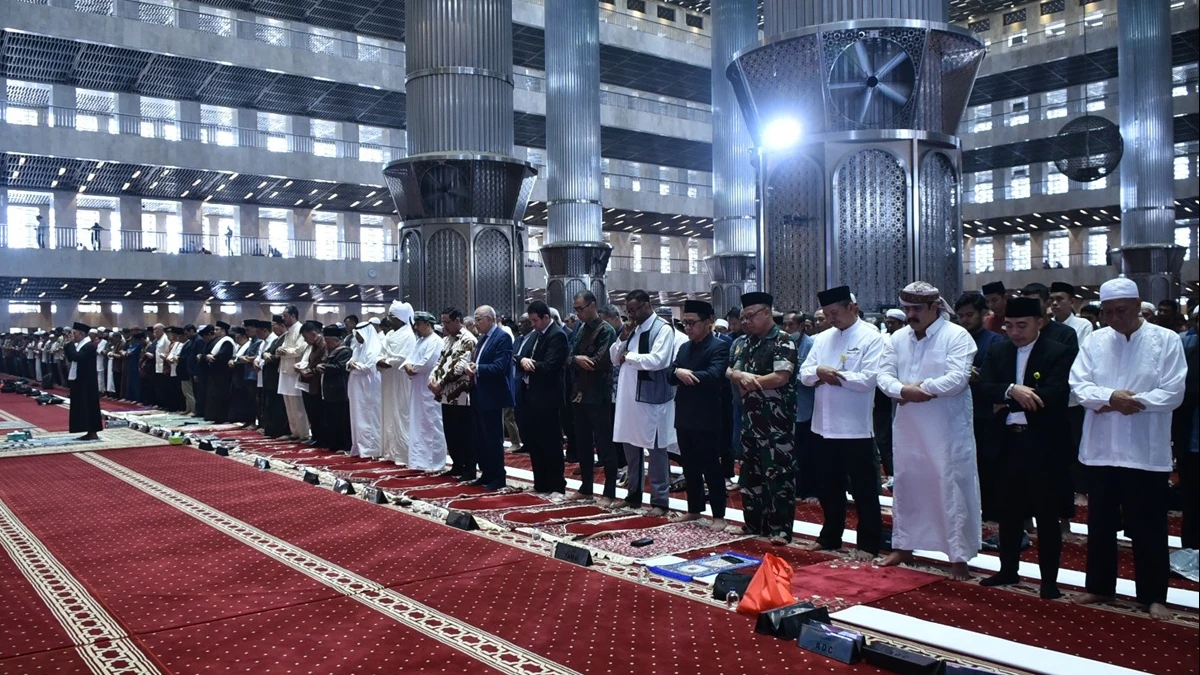 Keutamaan Membaca Surat Al-Ikhlas dan Muawwidzatain saat Witir