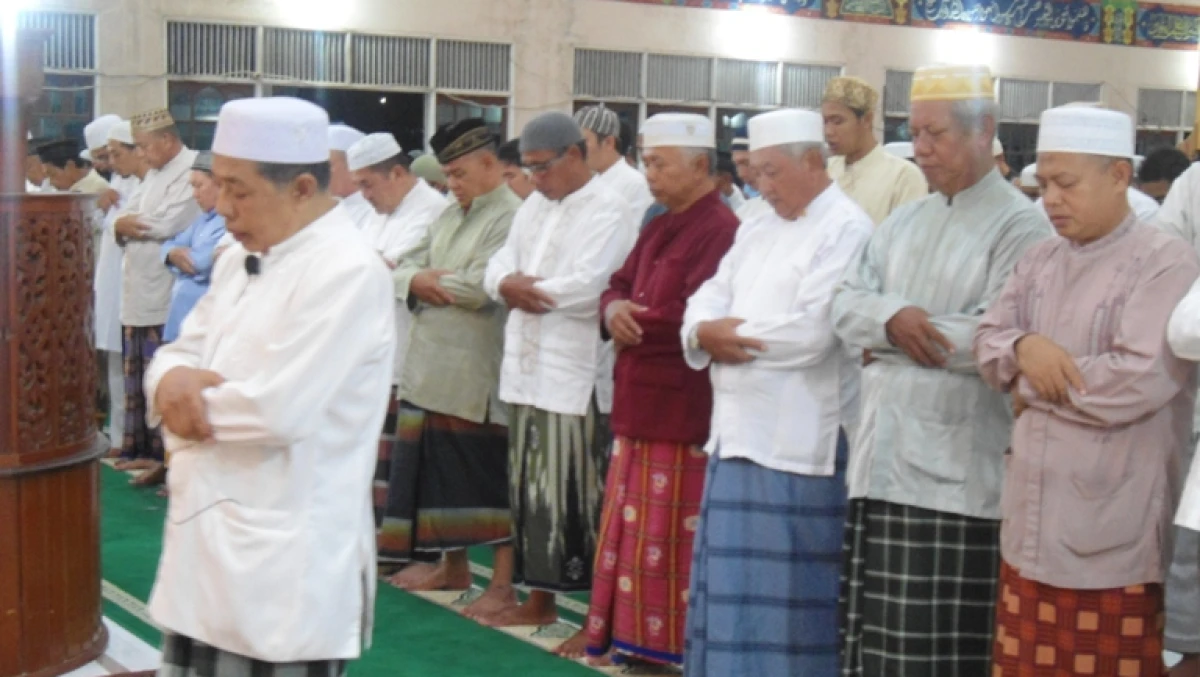 Memejamkan Mata saat Sholat? Ini Hukumnya
