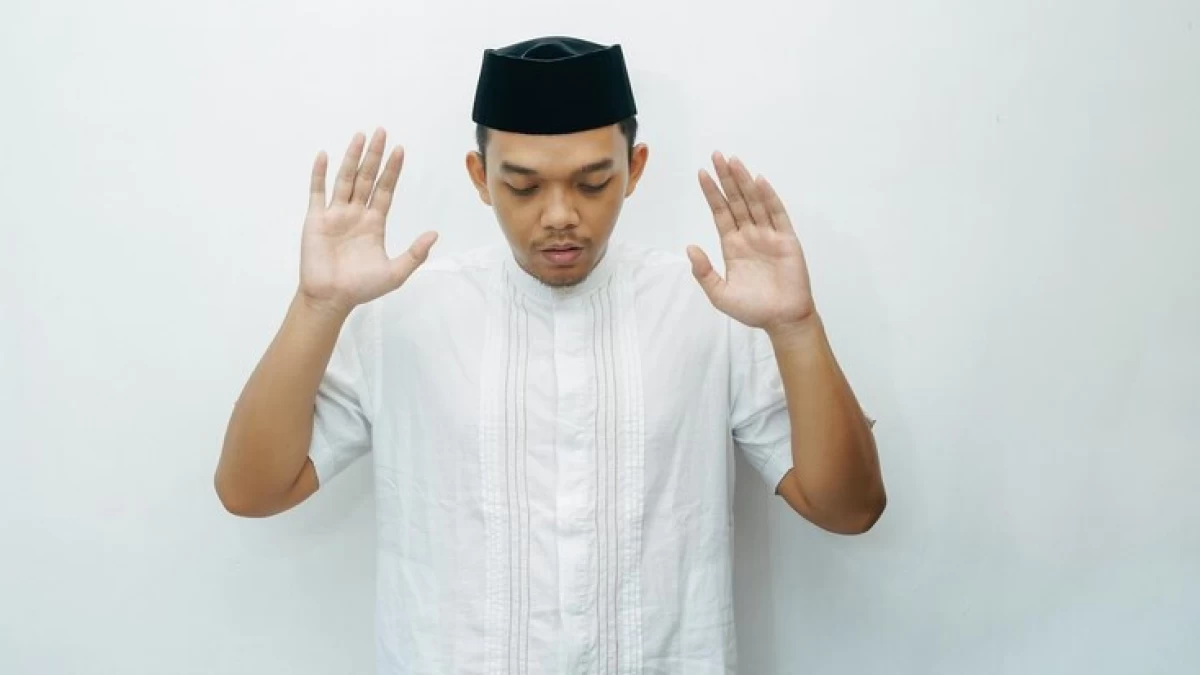 Hukum Mengeraskan Bacaan saat Sholat Dzuhur