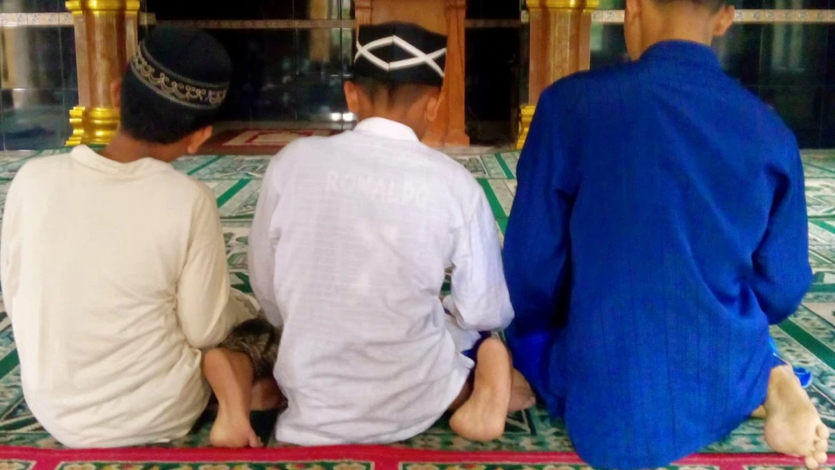 Demi Dapat Nasi Kotak Jumat Berkah, Sahkah Hanya Sekali Salam saat Sholat?