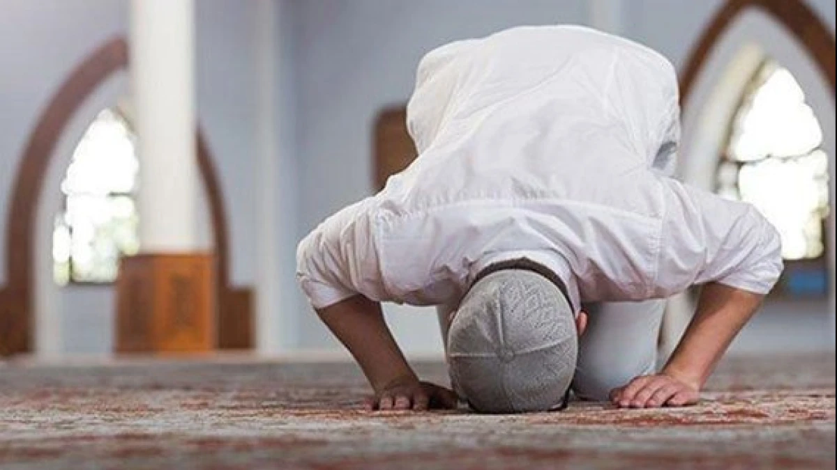 Hukum Sholat Saat Azan Masih Berkumandang