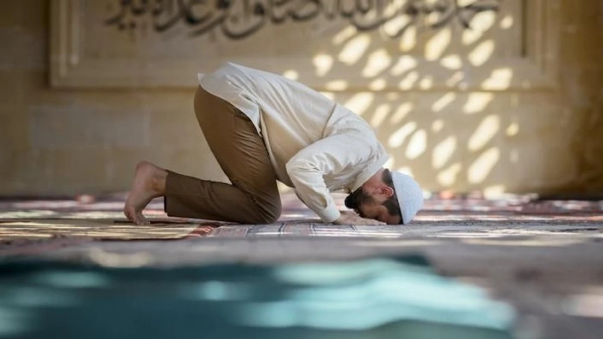 10 Ayat tentang Sholat, Pesan Al-Qur’an yang Penting Dicatat