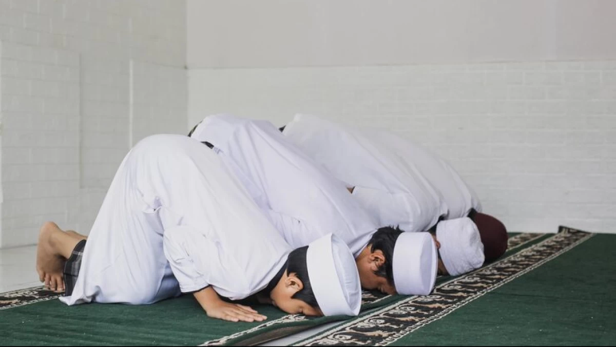 Saat Sujud Terbuka Aurat, Batalkah Shalatnya?