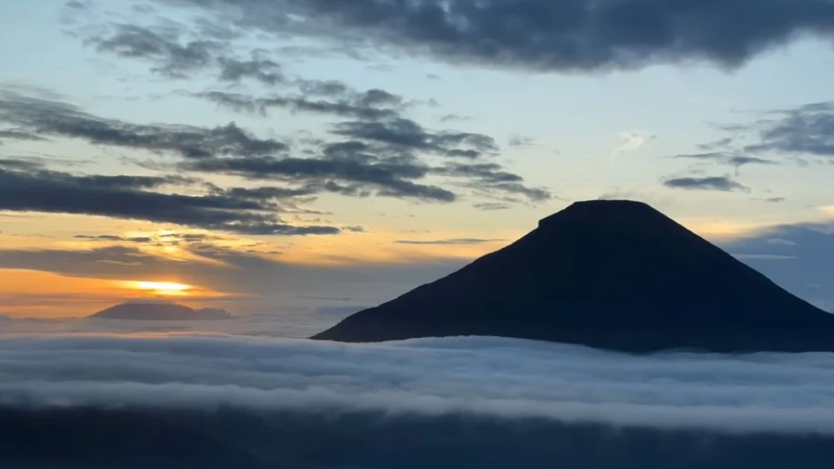 Menyambut Mentari Emas di Puncak Sikunir Dieng Jawa Tengah