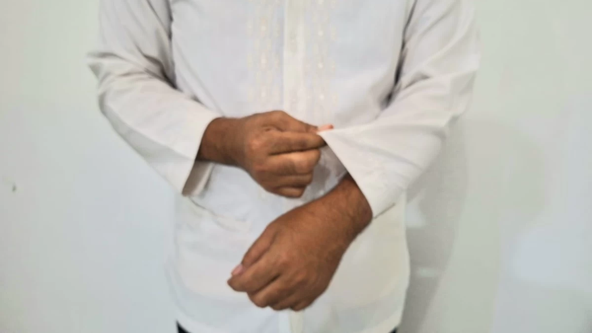 Bolehkah Bersiwak Menggunakan Ujung Baju? Ini Hukumnya