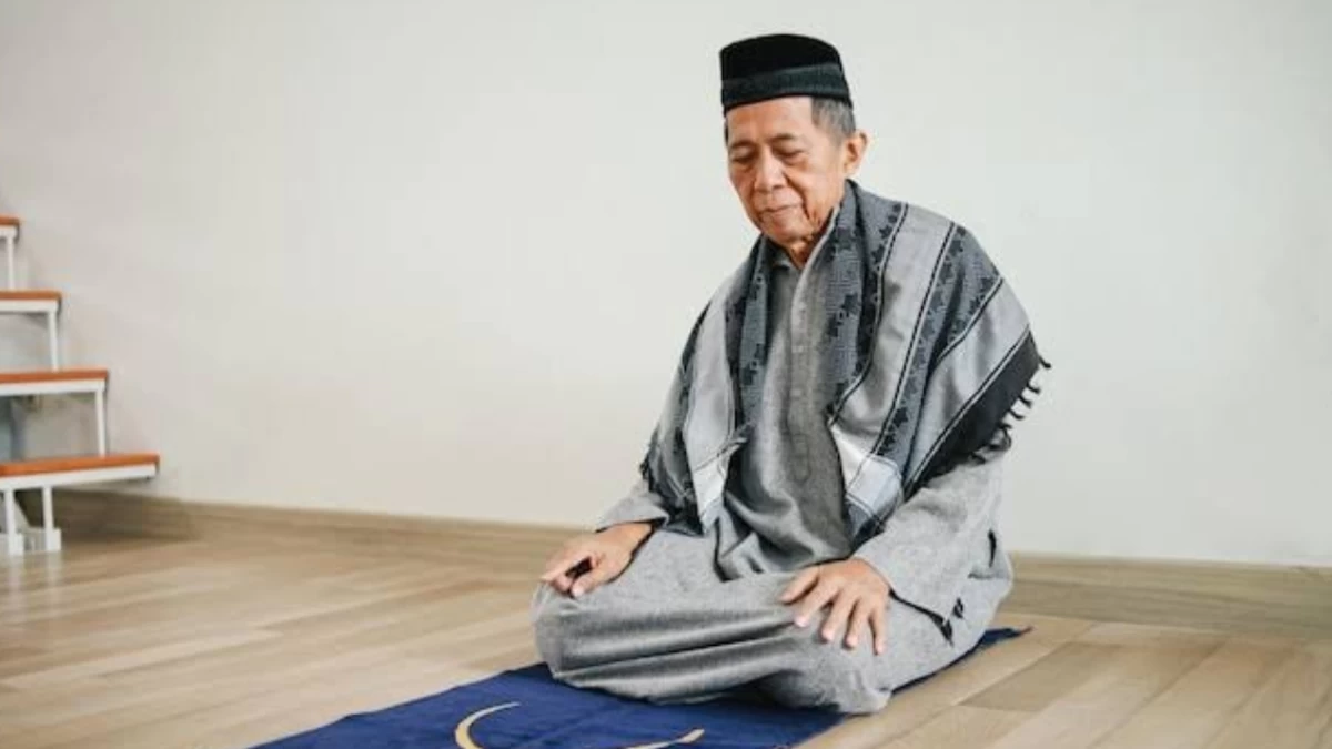 Kopiah atau Serban Jatuh saat Sholat, Harus Bagaimana?