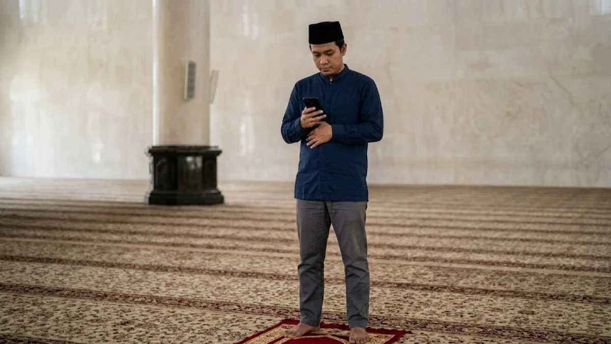 Hukum Sholat Sambil Membaca Al-Qur'an melalui HP