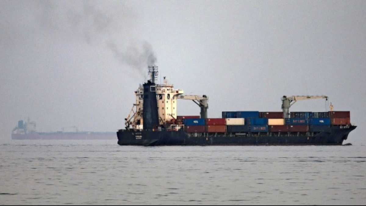Kapal Tanker Minyak Terbakar Usai Menabrak Ranjau di Selat Hormuz