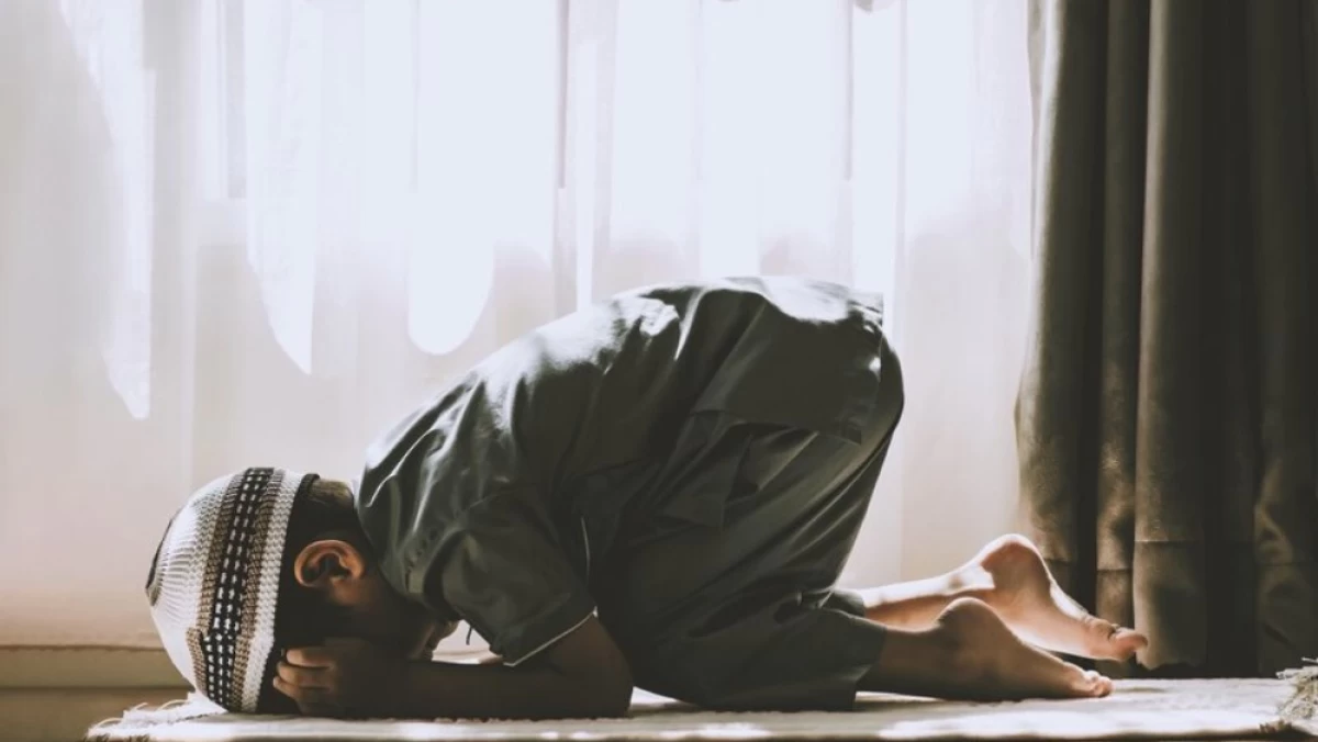 Telapak Jari Kaki Tak Menempel di Lantai saat Sujud, Sahkah?