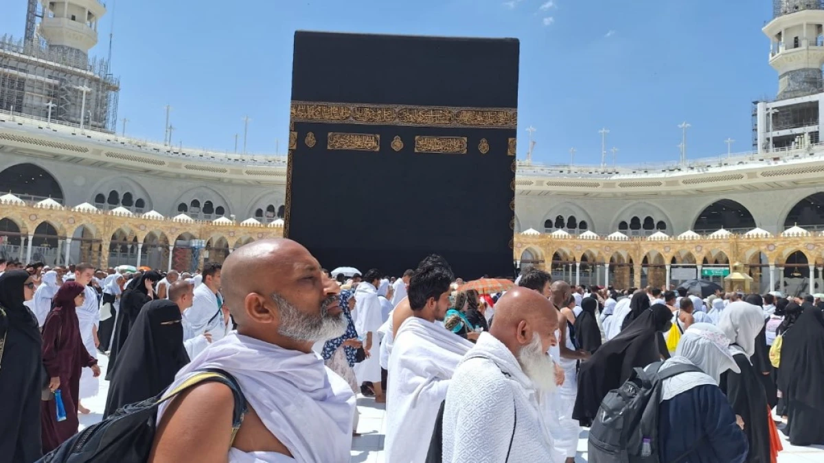 Lebih Utama Mana, Baca Talbiyah dan Doa Tawaf Keras atau Lirih?